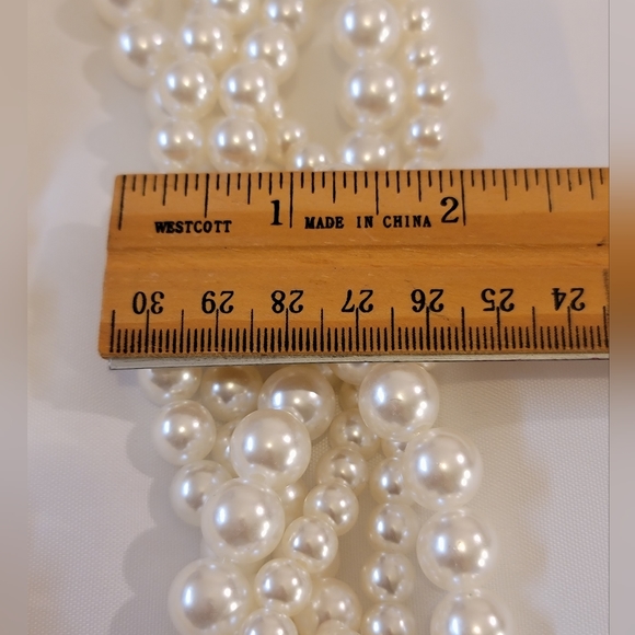 Multi-strand fashion pearl necklace & earrings. 20 in long & 2 in wide WWT - Picture 4 of 4